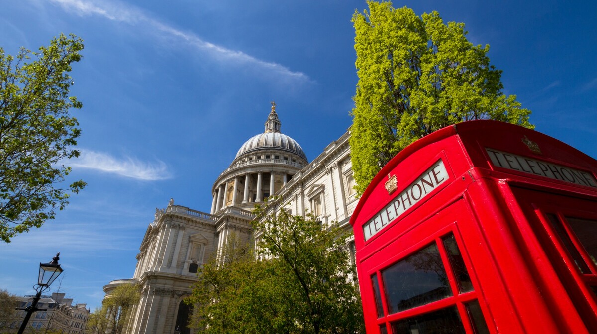 St. Paul katedrala i crvena telefonska govornica na putovanju London zrakoplovom