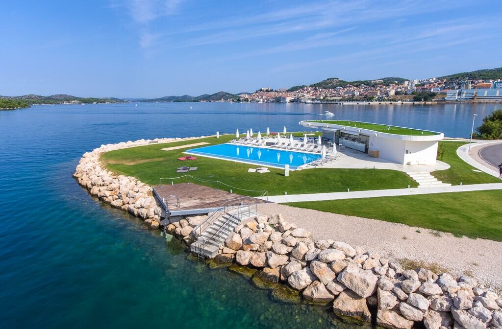 Ljetovanje u Hrvatskoj, Šibenik, hotel D Resort, veliki bazen uz more