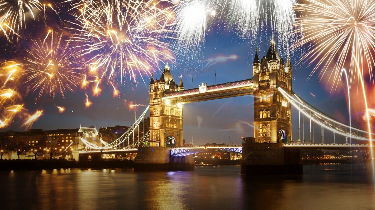 Nova godina u Londonu, vatromet iznad Tower bridgea