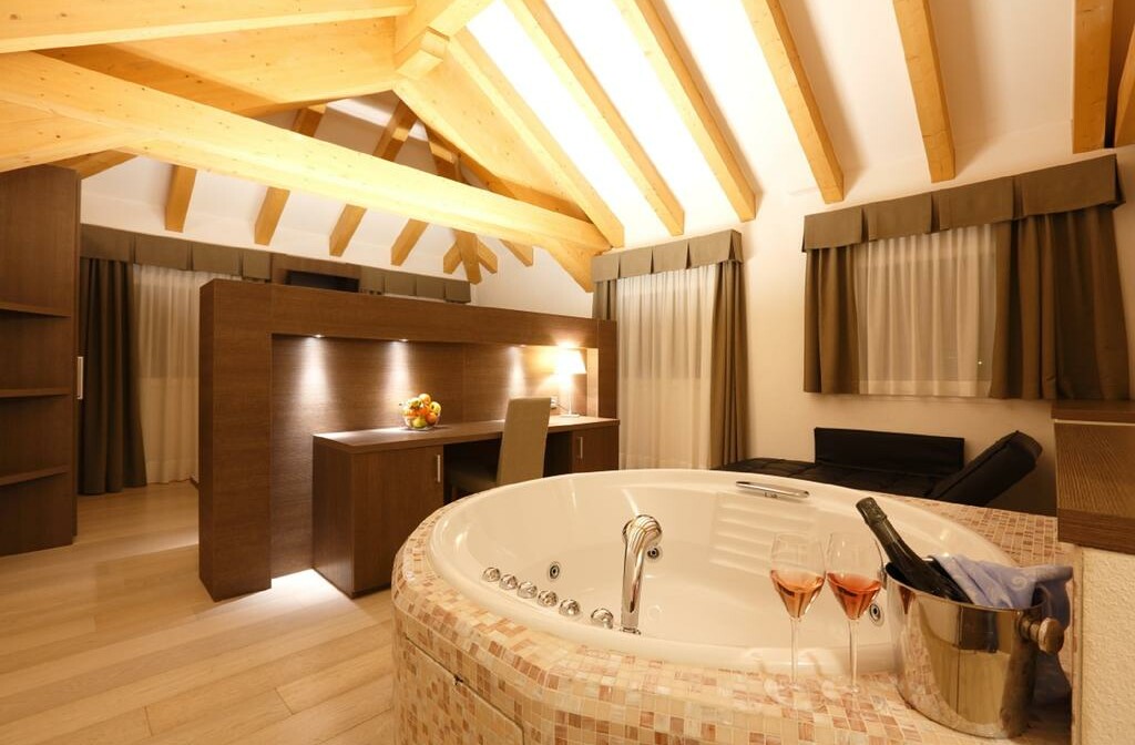 Skijanje u Italiji, skijalište Passo Tonale, Grand hotel Miramonti, jacuzzi