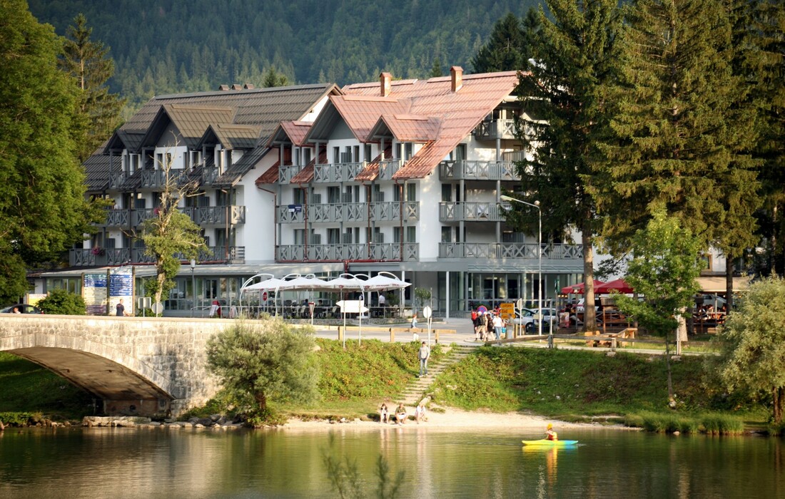 Skijanje i wellness u Sloveniji, Bohinj Hotel Jezero, jezero i šetnica