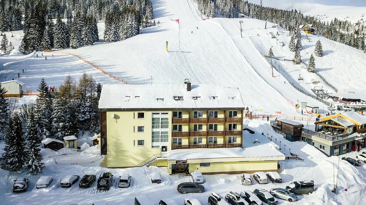 Hotel Lachtalhaus na ski stazi.
