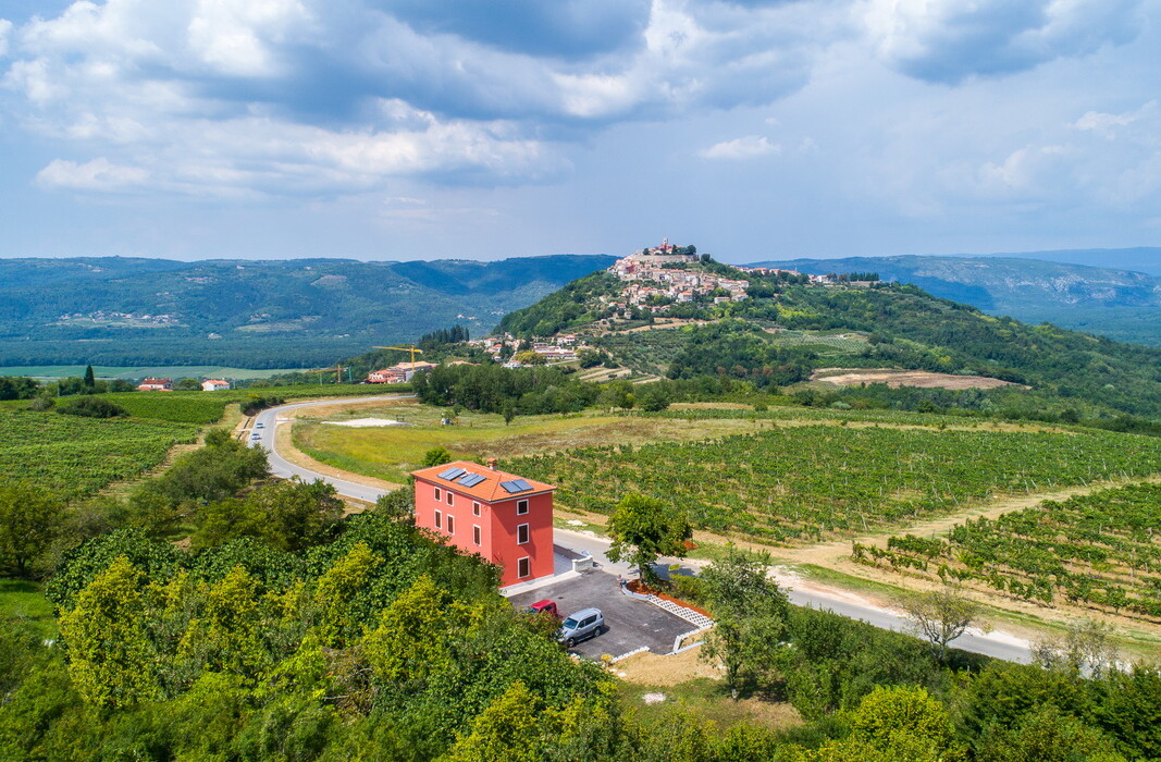 Motovun, Casa Rossa, pogled na Motovun