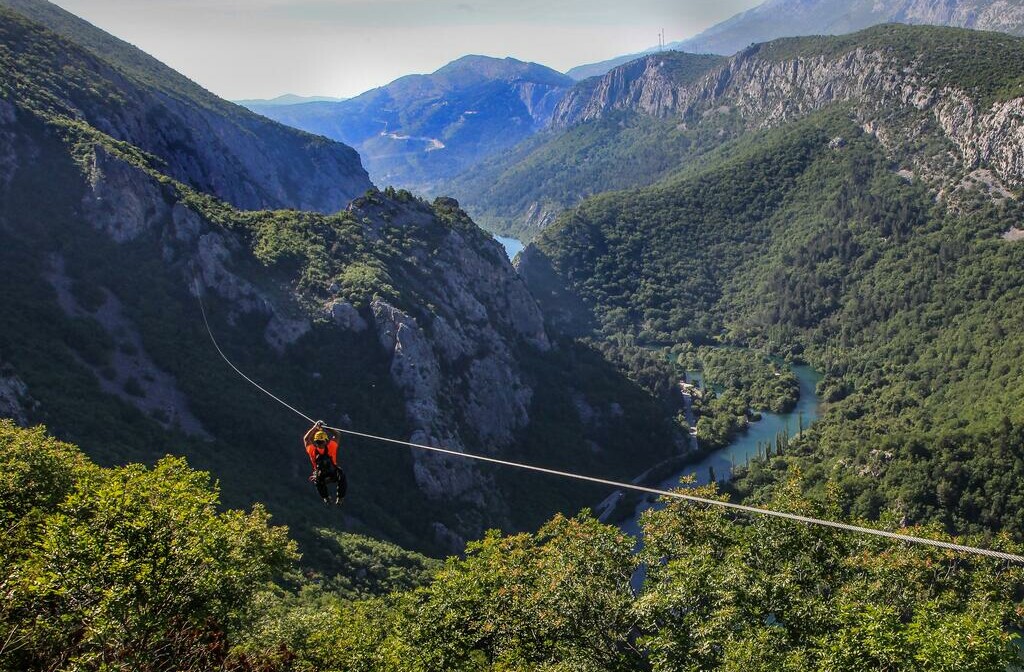 Zip line iznad kanjona rijeke Cetine.