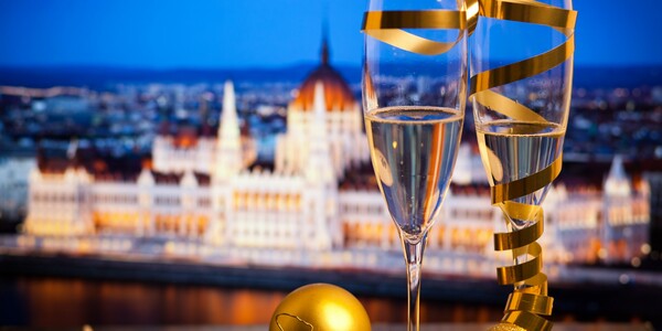 Čaše pjenušca za doček  Nove godine u Budimpešti, Mondo travel