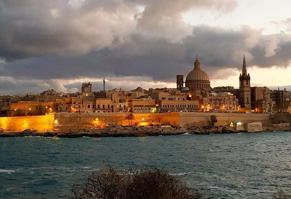 Malta, La Valetta, pogled na grad noću, ljetovanje na mediteranu, direktni letovi