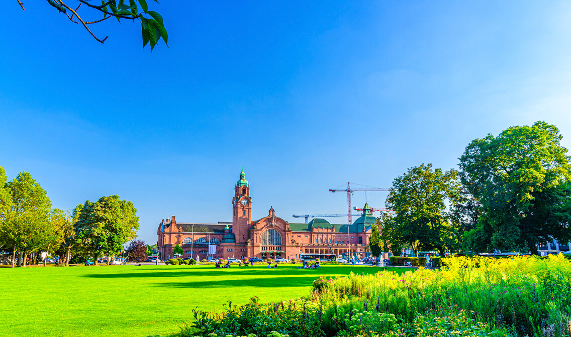 Njemačka, željeznički kolodvor Wiesbaden Hauptbahnhof  i park Reisinger-Anlagen