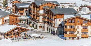 Skijanje u Francuskoj, Val Cenis,  Lanslevillard Les Balcons de Val Cenis Village, izvana apartmani.