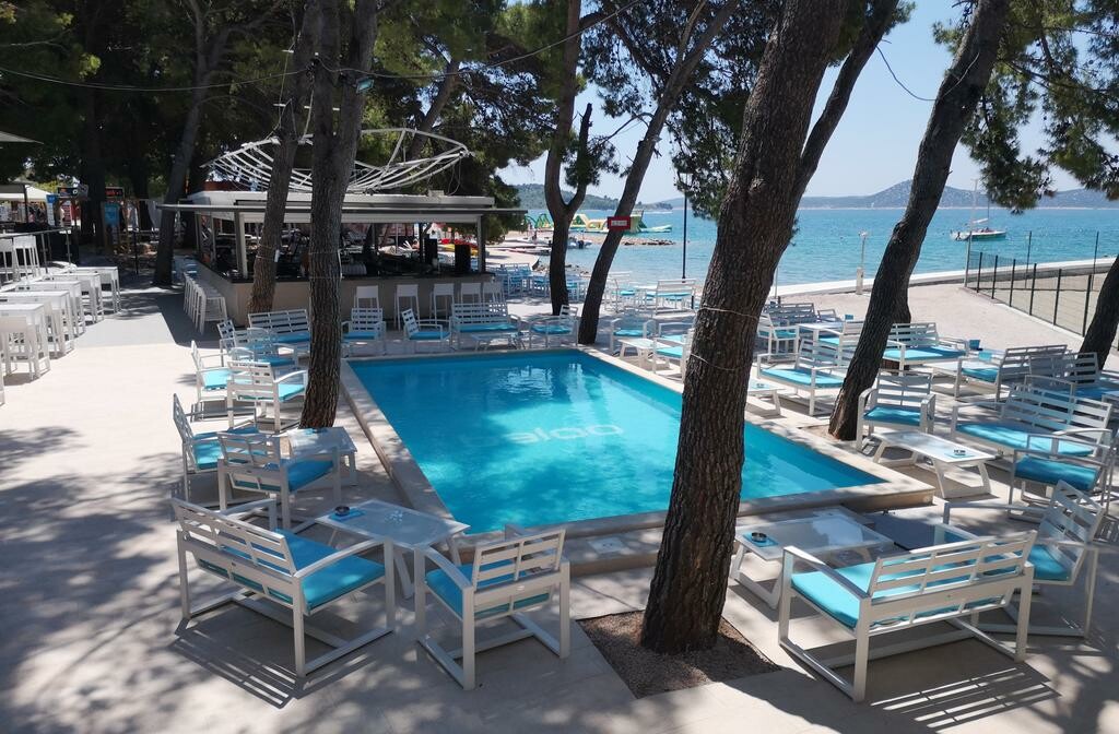 Vodice, Matilda Beach Resort, caffe bar uz bazen