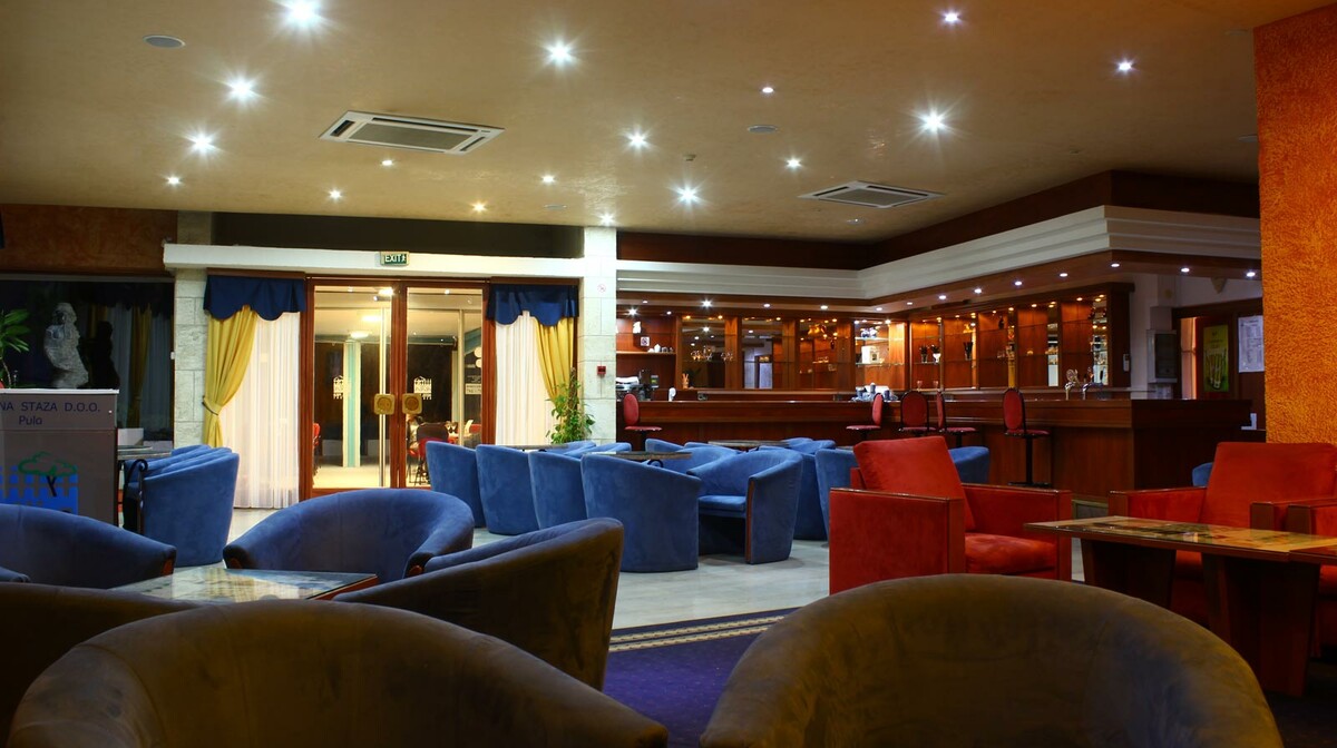 Pula, Hotel Pula, bar