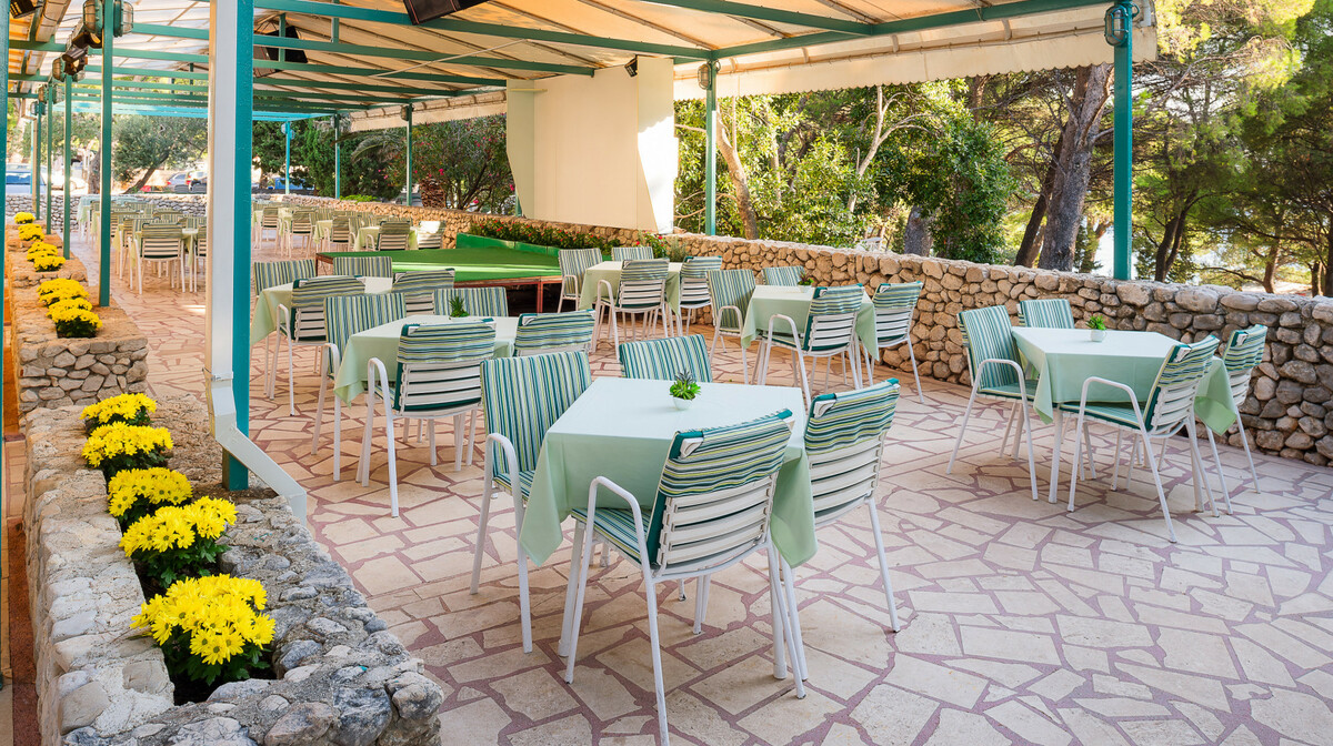 Makarska, Rivijera Sunny Resort, vanjski dio caffe bara