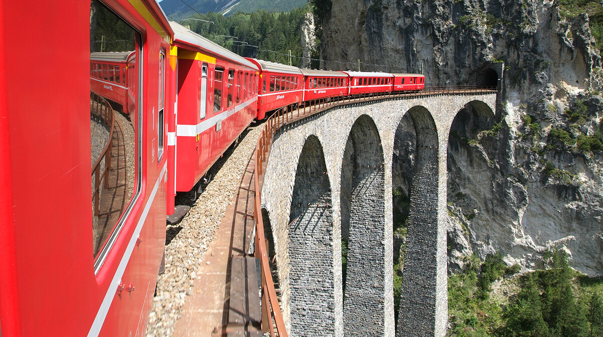 Crveni Bernina express vlak na putovanju Švicarska, putovanje autobusom, garantirani polasci