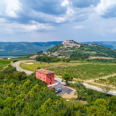 Motovun, Casa Rossa, pogled na Motovun