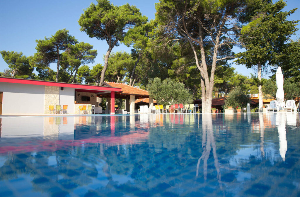 Vanjski bazen u turističkom naselju Mediteransko selo, Biograd na Moru.