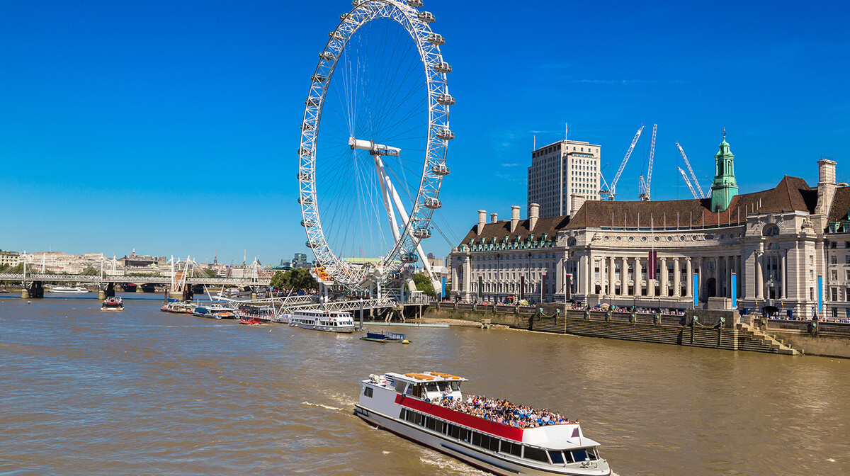 London eye i turistički brod na rijeci Themsi, London putovanje