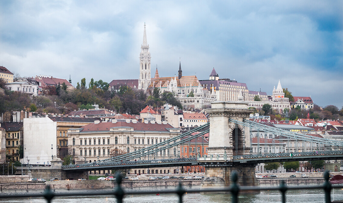 Pogled sa Dunava na Lančani most i Budim, putovanje u Budimpeštu